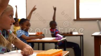 学校的孩子们在课堂上举手